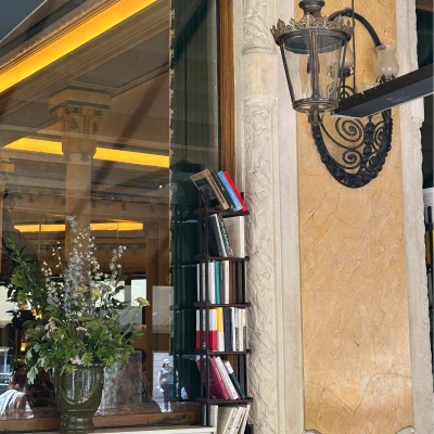 Pittoresque details at Les deux Magots