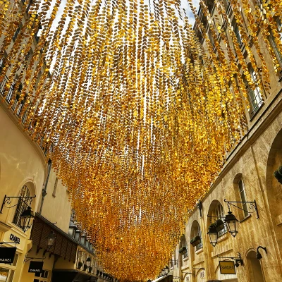 Just steps from Rue Royale, Cité Berryer reveals a more intimate and unexpected side of Paris.
Golden installations and quiet passageways create a refined, almost hidden atmosphere.