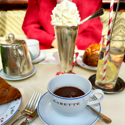 Carette Signature Indulgence
Rich hot chocolate, freshly baked pastries and generous whipped cream have become part of the Carette experience. Whether for breakfast, afternoon tea or a sweet pause between exploring Paris, this is one of the café's most iconic traditions.