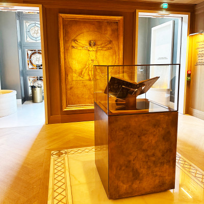 Design Inspiration & Craftsmanship
Throughout RH Paris, art, architecture, and design references appear alongside curated interiors. This display reflects the gallery's appreciation for craftsmanship, proportion, and timeless design principles.