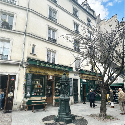 A Hidden Courtyard by the Seine
Between bookshelves, café tables, and a small Parisian courtyard, Shakespeare and Company captures the romantic spirit of the Left Bank. It is a place where literature, conversation, and everyday Paris life meet beneath centuries-old façades.