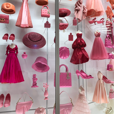 Pink Dior Universe
A vibrant celebration of the House of Dior, where couture, accessories, fragrance and colour come together in one of the museum's most photographed installations.