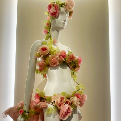 The Art of Fashion Sculpture
Seen up close, the delicate floral construction reveals the exhibition's attention to detail. Roses, translucent fabrics and soft colours transform the mannequin into a living work of art between fashion, costume and sculpture.