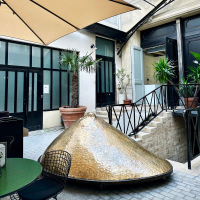 A Courtyard Between Fashion & Art
The foundation's intimate courtyard offers a peaceful setting between exhibitions, blending contemporary art, architecture, and the relaxed atmosphere that made Alaïa's creative world so distinctive.