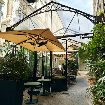 A Quiet Courtyard Café in the Heart of the Marais
Surrounded by greenery and historic architecture, the courtyard café provides a tranquil place to pause before or after exploring the exhibitions, bookshop, and cultural spaces of the foundation.