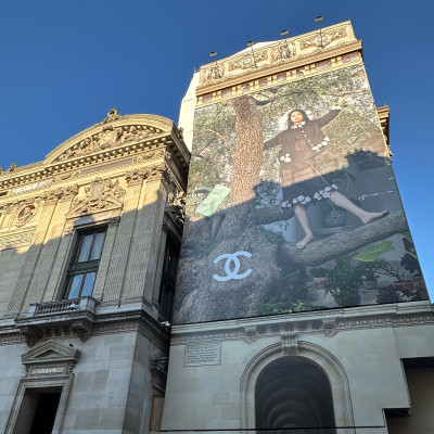 Heritage and fashion in dialogue across the Opéra Garnier façade.
