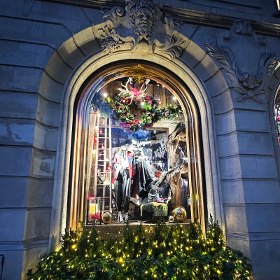 Seasonal window displays blend Ralph Lauren's American heritage with the elegance of a Parisian townhouse.