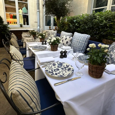 Crisp linens, blue-and-white porcelain, and a table set with understated American ease.