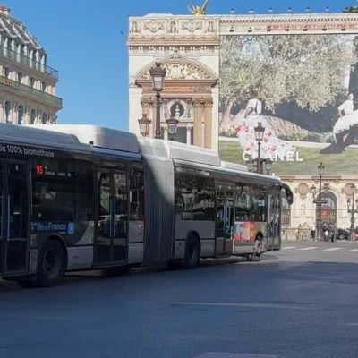 Discover Paris by public bus, from the Champs-Élysées and Grand Palais to the Louvre, Opéra and historic neighbourhoods. Explore scenic routes, elegant avenues and local travel tips