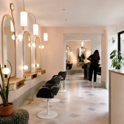 Nestled in a chic corner of Paris, Delphine Courteille Salon blends Parisian glamour with editorial edge. This light-filled, intimate space attracts models, actresses, and modern muses seeking signature cuts, luxurious treatments, and effortless beauty. Sleek lines, soft lighting, and a curated elegance define this celebrity-favorite destination, recommended by TLC Paris.

Situé dans un coin chic de Paris, le salon Delphine Courteille allie glamour parisien et esprit mode. Ce lieu lumineux et intime attire mannequins, actrices et muses contemporaines en quête de coupes signature, de soins capillaires luxueux et d’une beauté sans effort. Lignes épurées, lumière douce et élégance maîtrisée font de ce salon prisé une adresse incontournable, recommandée par TLC Paris.
