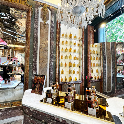 Maison Guerlain, Champs-Élysées
Inside Guerlain’s historic Champs-Élysées address, where ornate marble, crystal chandeliers and the Maison’s iconic Bee Bottles reflect nearly two centuries of Parisian perfume heritage.