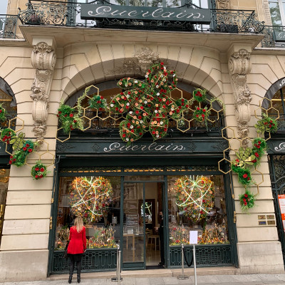 Christmas at Guerlain Champs-Élysées
A festive window at Guerlain’s Champs-Élysées flagship, where seasonal displays bring a touch of Christmas magic to the historic Parisian Maison.