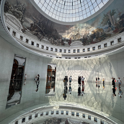 The spectacular Rotunda at Bourse de Commerce combines historic architecture with contemporary design. Reflections across the mirrored floor transform the space into one of Paris’s most striking art experiences.