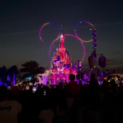 Disneyland Paris After Dark
Sleeping Beauty Castle illuminated after nightfall, when projections, lights and evening entertainment transform the heart of Disneyland Park into a completely different experience.