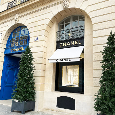 The iconic blue entrance of Chanel on Vendôme reflects the timeless architecture and refined restraint that define the maison’s Paris presence.