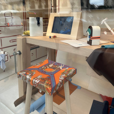 An understated window detail at Hermès Hermès Rive Gauche, where craftsmanship, colour and quiet design transform everyday objects into part of the maison’s artistic universe.