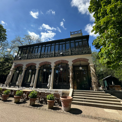 Sunlit calm at Ora Farmhouse — where garden terraces and slow lunches meet the rhythm of Parc des Buttes-Chaumont.