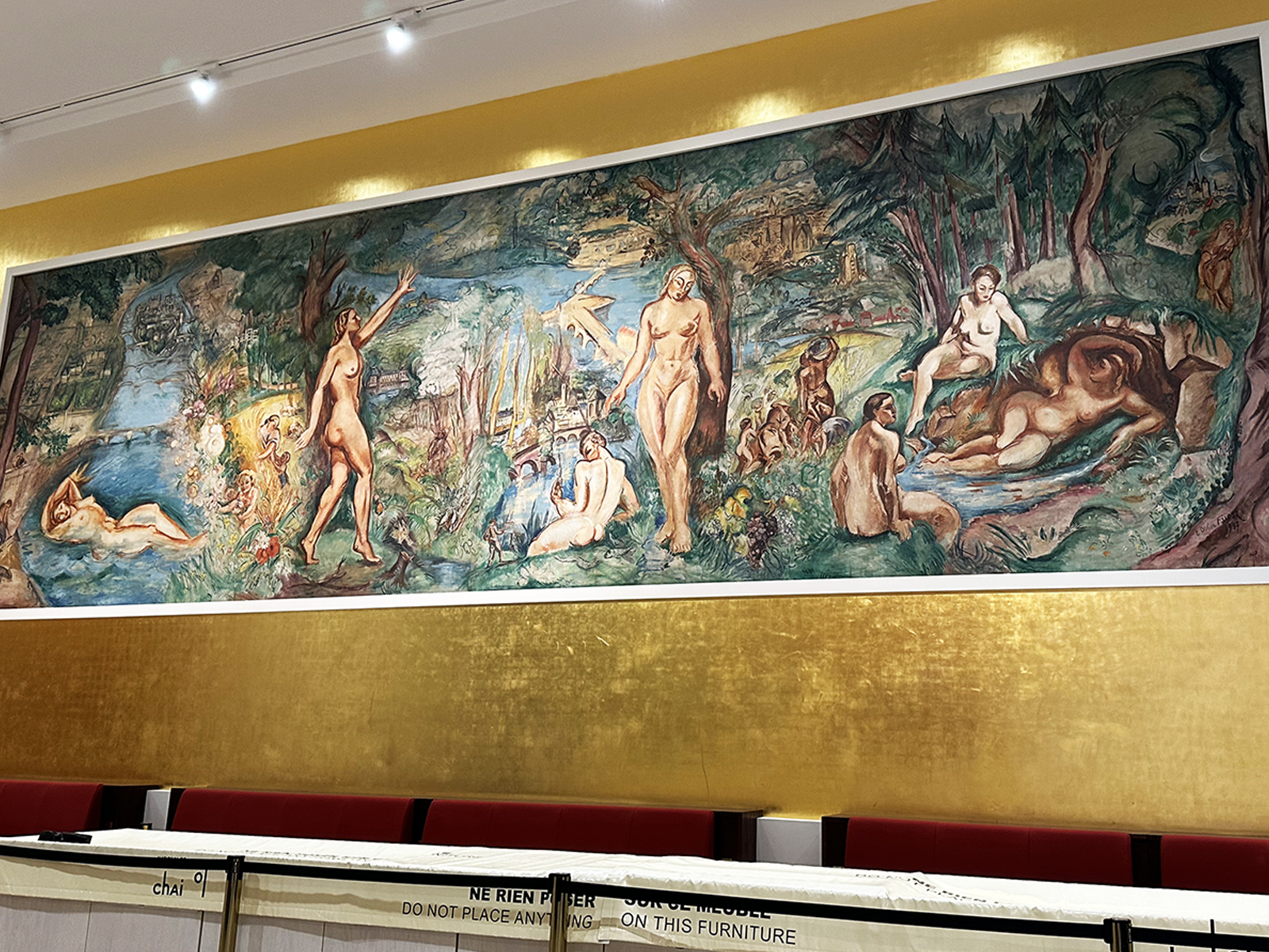 Trocadero - Large-scale murals and decorative artwork highlight the cultural identity of this remarkable Paris landmark.