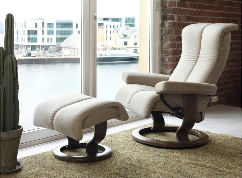 Medium Ekornes Stressless Piano Recliner with Ottoman- Classic Base