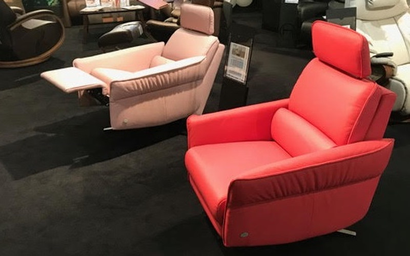 https://cdn11.bigcommerce.com/s-rt1rv/images/stencil/800x800/products/1833/6646/Himolla_Aura_Recliners_in_Showroom_2__36612.1533750385.jpg?c=2