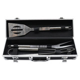 <p>This BBQ set comes in a matte silver aluminium case with a black inlay top and a matte silver printing plate. Inside, you’ll find a 3-piece stainless steel set with a fork, spatula, and tongs, all neatly packed in a white box.</p>
