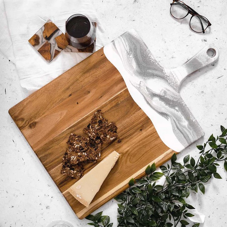 Lynn & Liana Designs XL Acacia Cheeseboard- White & Grey Marble