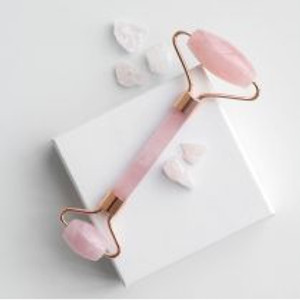 Fluff Face Roller für Gesichtsmassage Rosenquarz Fluff Face Roller für Gesichtsmassage Rosenquarz
