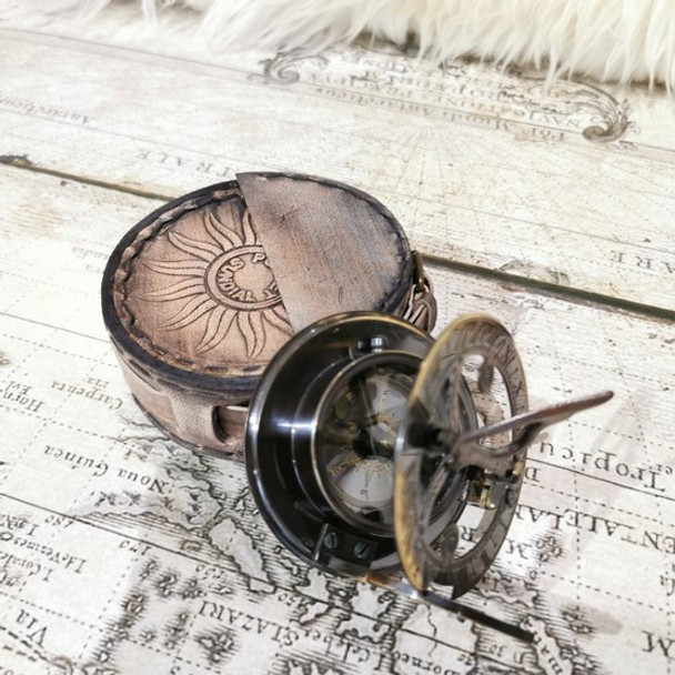 Sundail Compass in Leather Pouch / Navigation / Gadgets