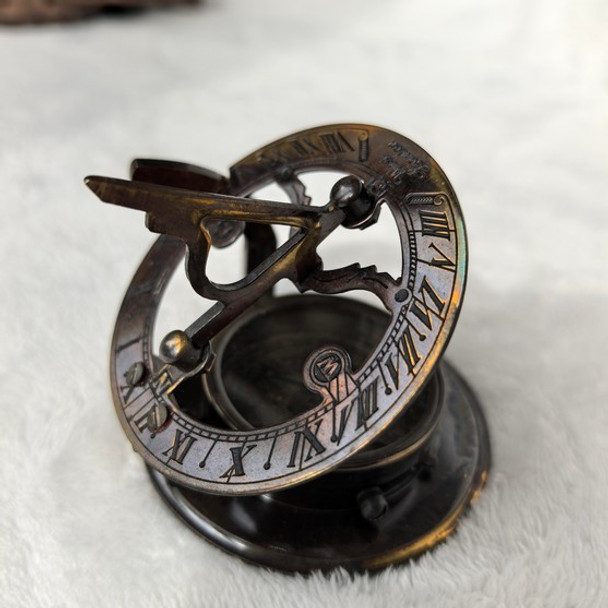Sundail Compass in Leather Pouch / Navigation / Gadgets