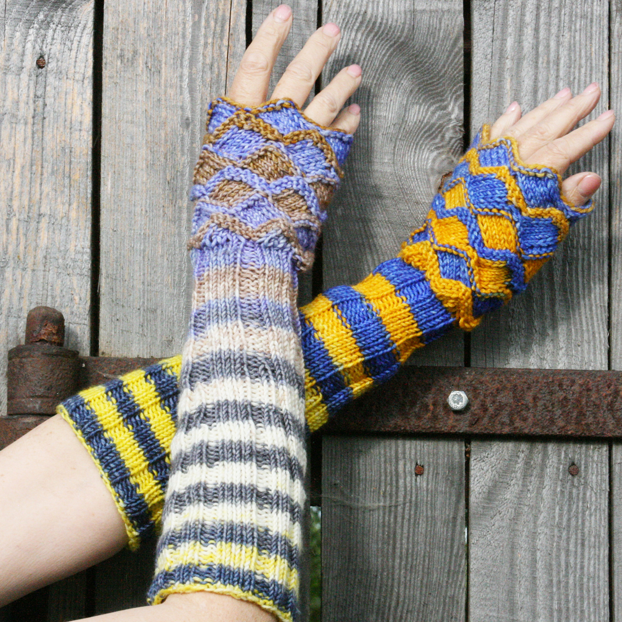 Ciekurs Wrist Warmers knitting pattern