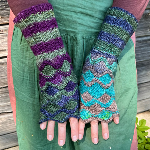 Čiekurs wrist warmer PATTERN by Inese Iris Liepina for Urth Yarns