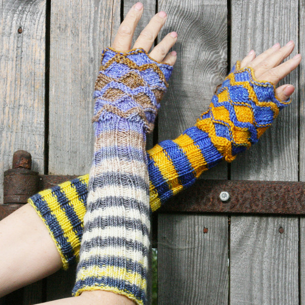 Čiekurs wrist warmer PATTERN by Inese Iris Liepina for Urth Yarns