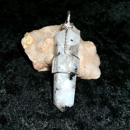 Stone and wire pendant with HAREM DJINN