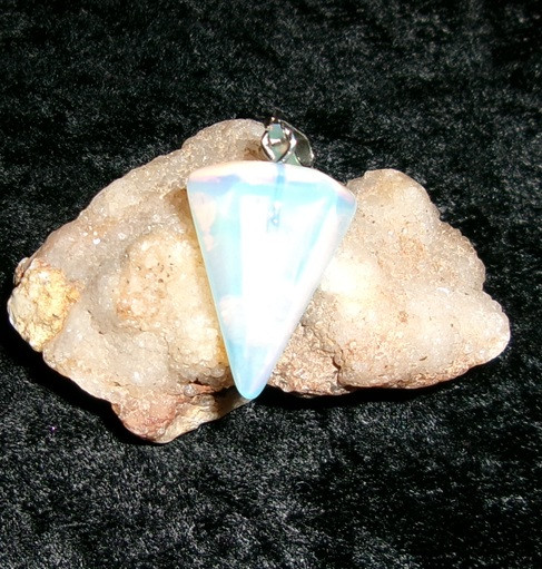 Pendulum pendant with CRYSTAL DRAGON