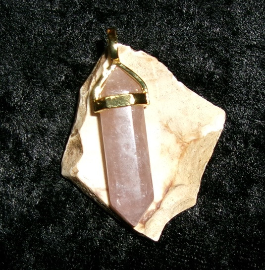 Pendant with QUEEN VILA