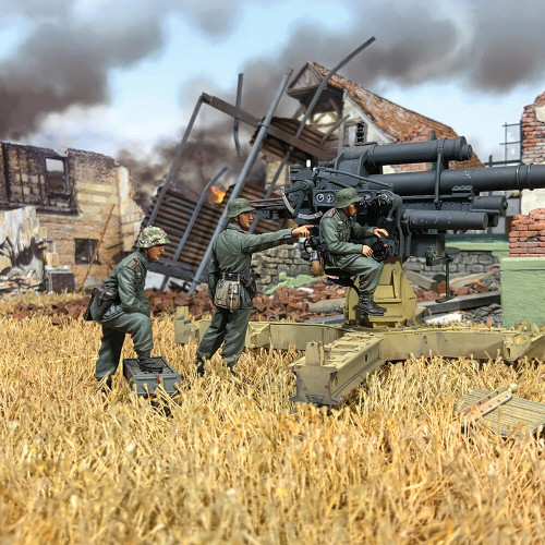 Surveying the Field Three Flak Gun Members 1/30 Figures William Britain (25221) Alt Image 1