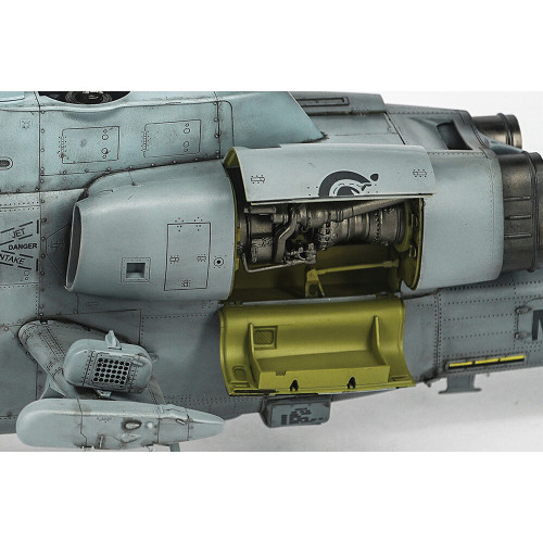 AH-1W Super Cobra 1/35 Kit 705116 Alt Image 4