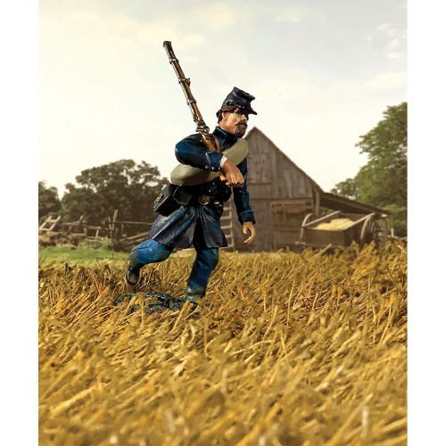 Federal Infantry in Frock Coat Advancing 1/30 Figure William Britain (31354) Alt Image 1