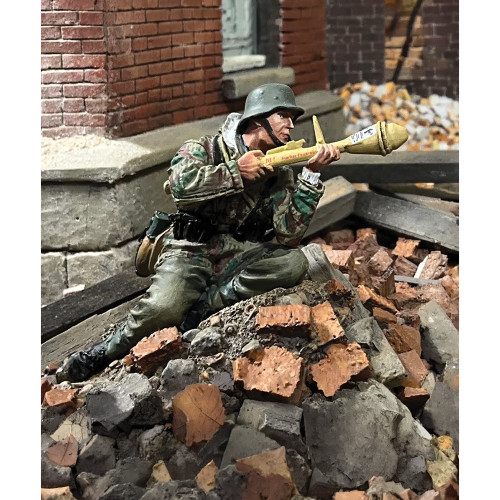 Grenadier Waiting with Panzerfaust 1944-45 1/30 Figure WILLIAM BRITAIN (25157) Alt Image 2