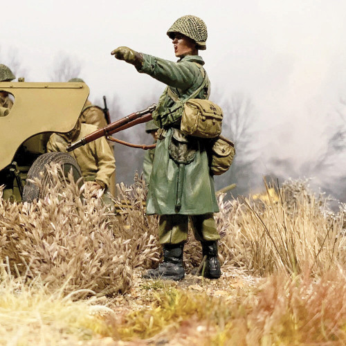 U.S. Infantryman in Raincoat Pointing 1/30 Figure Alt Image 1