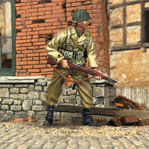 U.S. Infantry with M1 Garand, Alert 1/30 Figure William Britain 25192 Alt Image 1