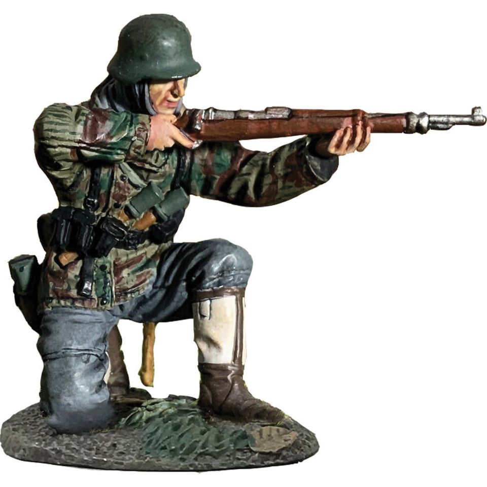 Grenadier Kneeling in Parka Firing 98k 1943-45 1/30 Figure William Britain (25116) Main Image