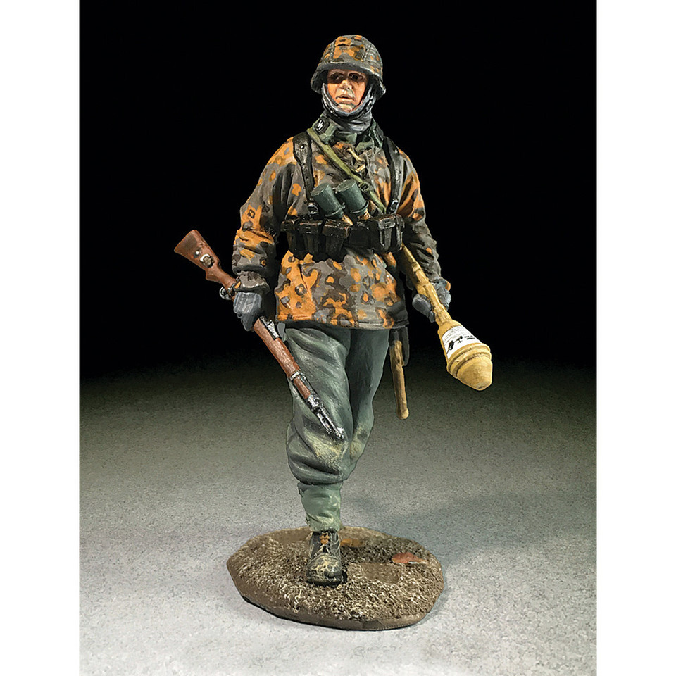 Waffen SS Advancing with Panzerfaust 1/30 Figure Main Image