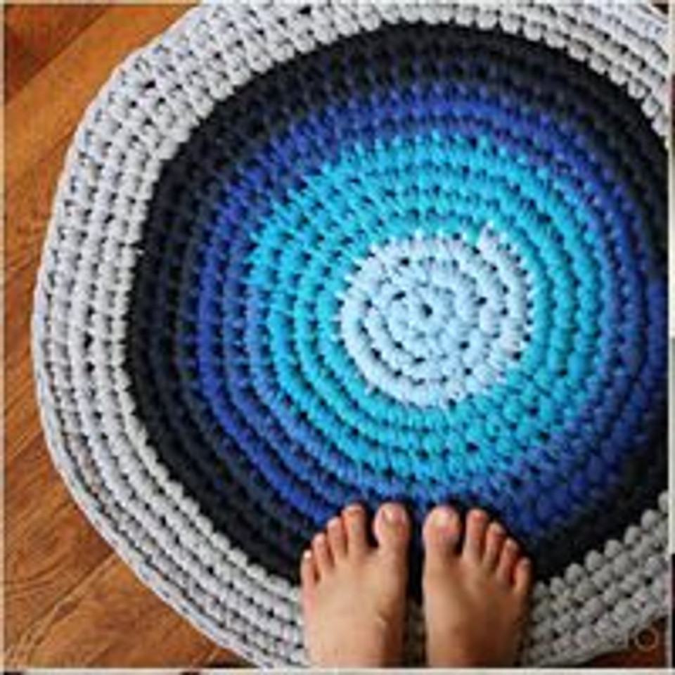 DIY: Crochet Rug from Tshirts DIY: Crochet Rug from Tshirts