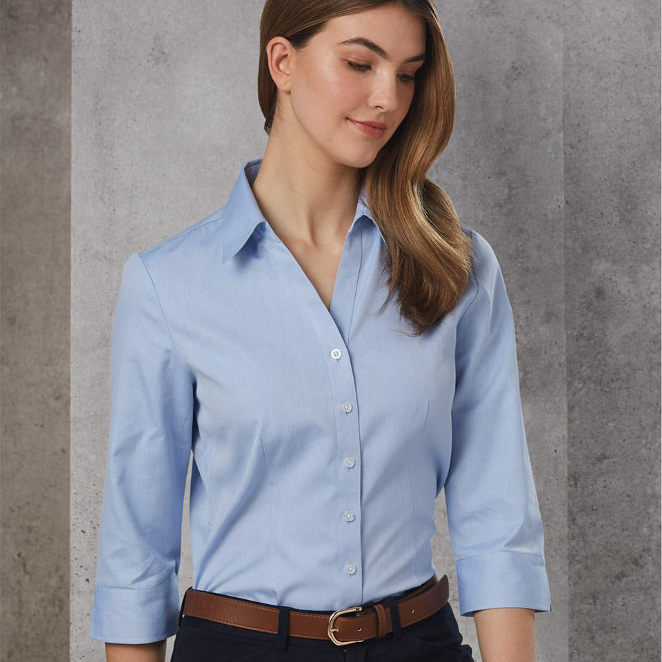 Light blue CVC Oxford shirt with three-quarter sleeves, classic collar and button-front closure