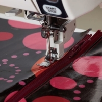 Close-up of the AcuFeed Zipper Foot ED (Single)