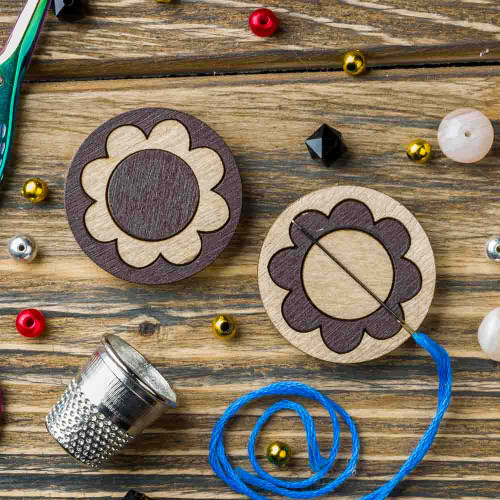 1 Magnetic Needle Holder - Wooden Round Flower Needle Minder