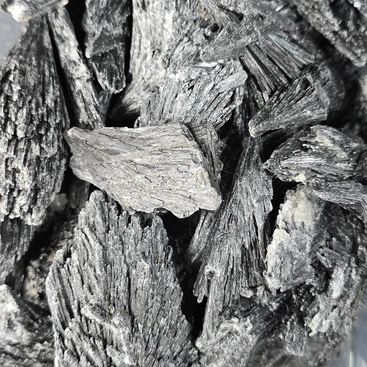 Gemstone Rough 100g - Black Feather Kyanite