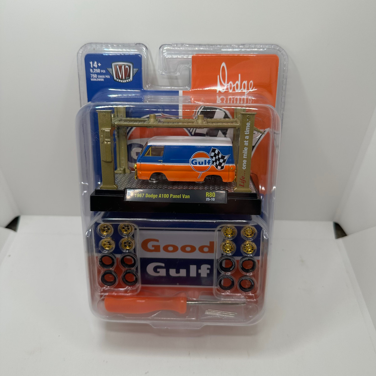 M2 Machines Chase 1:64 Model Kit Gulf 1967 Dodge A100 Panel Van