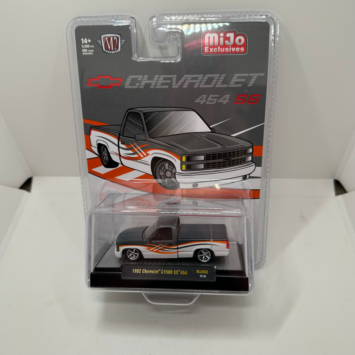 M2 Machines 1:64 1992 Chevrolet C1500 SS 454 – Two-Tone White with